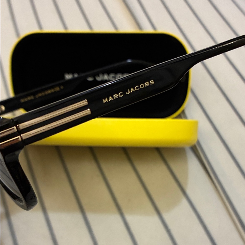NWOT Marc Jacobs Black Sunglasses with Yellow Case - Picture 3 of 6